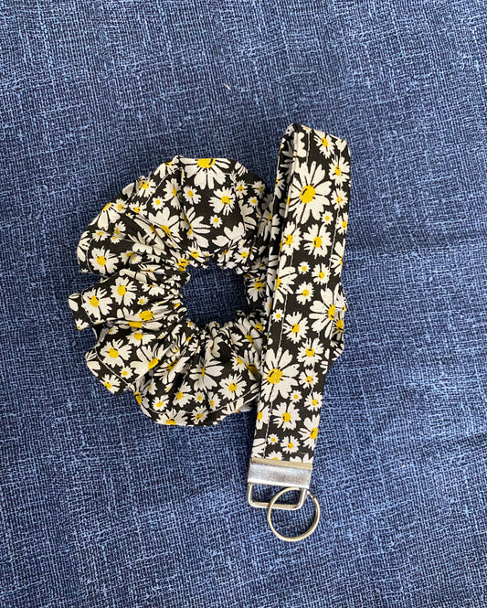 Daisy print scrunchie with matching keychain