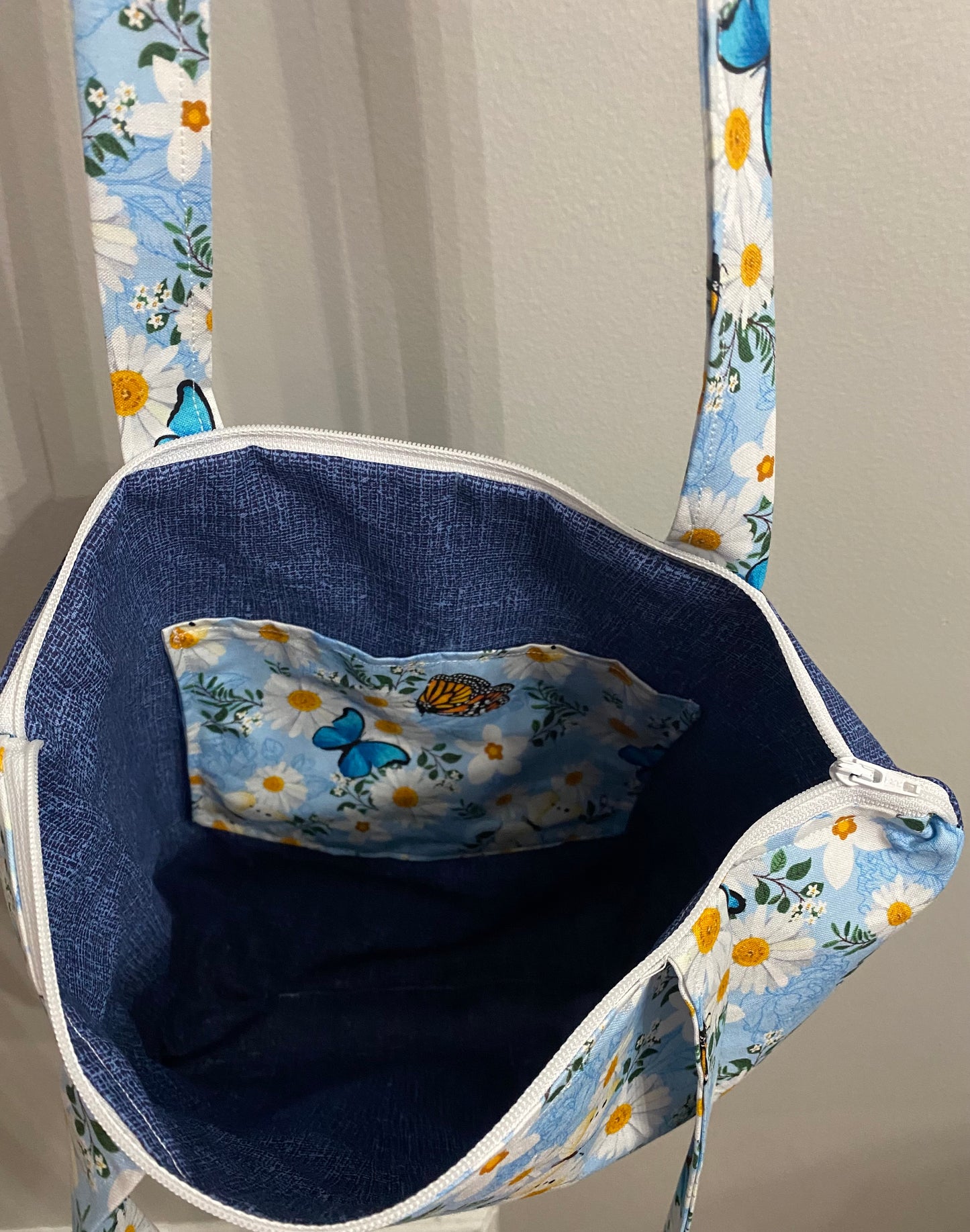 Light blue with daisy floral purse