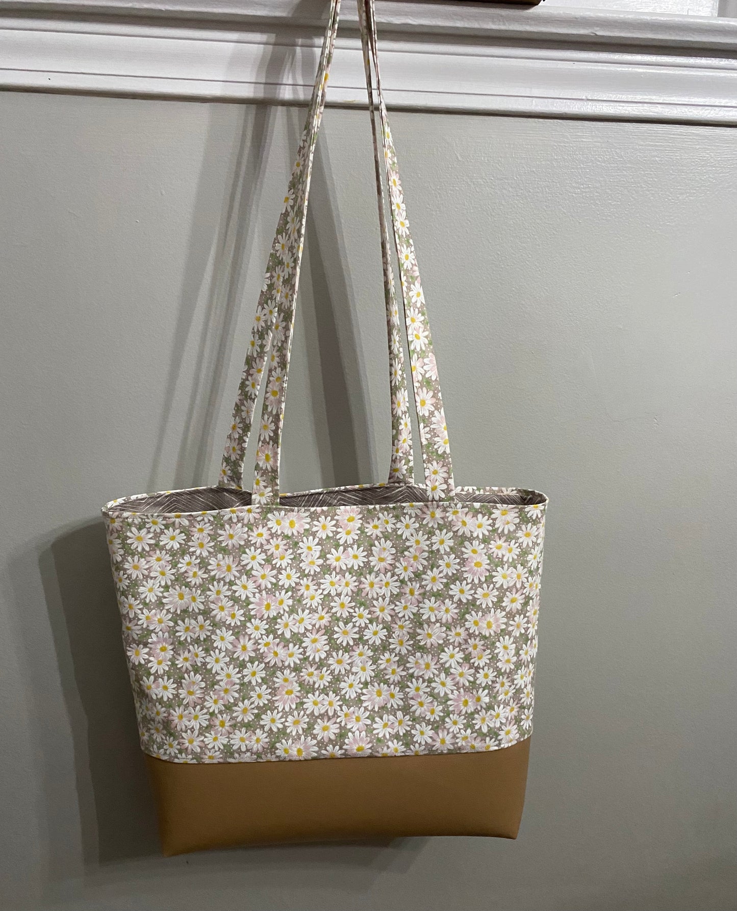 Daisy tote bag with vinyl on bottom