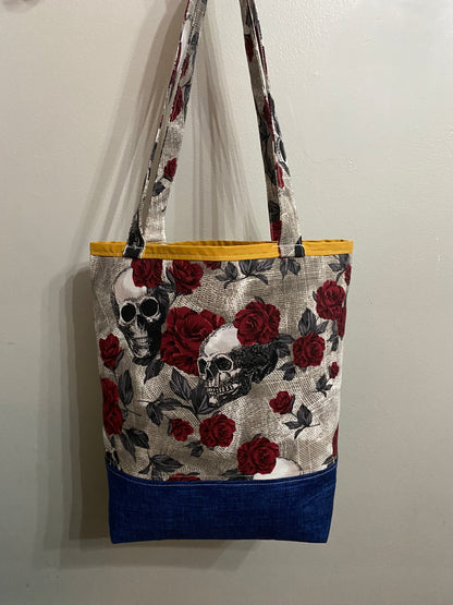 Skull with red roses tote bag