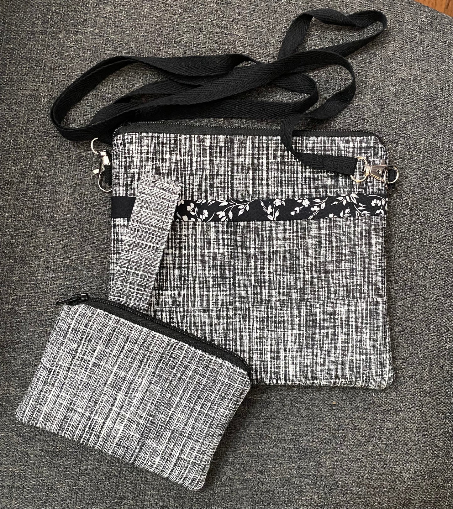 Grey/black pattern crossbody purse with wallet/keychain